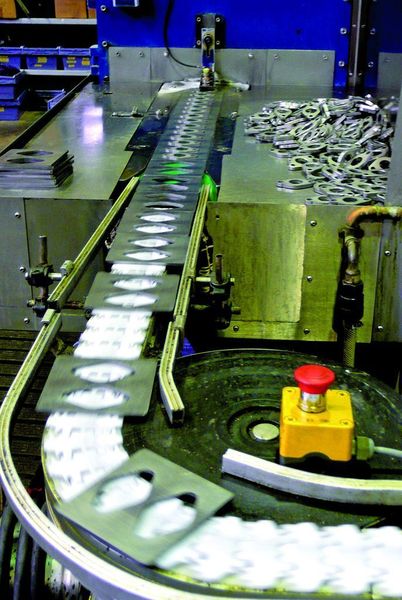 Entgraten und Schleifen der Flansch-Dichtflächen in sogenannten Segmenten, wobei es zum einen auf die Rautiefe und zum anderen auf die Ebenheit der Flächen ankommt. Bilder: Kuhn (Archiv: Vogel Business Media)