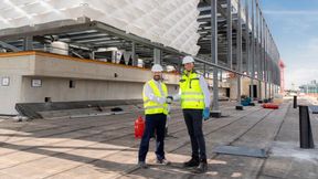 Mesut Arpaci, Geschäftsführer von OSWE und Volker Ludwig, SVP, Managing Director DACH Digital Realty vereinbaren 2023 in Frankfurt-Fechenheim, Büro- und Geschäftsflächen in der Nachbarschaft mit Abwärme aus dem Rechenzentrum zu beheizen. (Bild: Digital Realty)