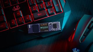 Für das „WD_BLACK SN750 SE Bundle für EA x DICE’s Battlefield 2042“ hat Western Digital die enthaltene SSD mit dem „Battlefield“-Emblem ausgestattet. (Western Digital)