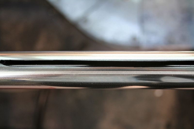 Bild 2: Unregelmäßiger Farbauftrag und starke Eigenreflexion des Rohres machen es mitunter schon schwierig, sicher zu erkennen, ob genügend Farbe zum Erfassen der Kennzeichnung vorhanden ist. (Bild: IPF Electronic)
