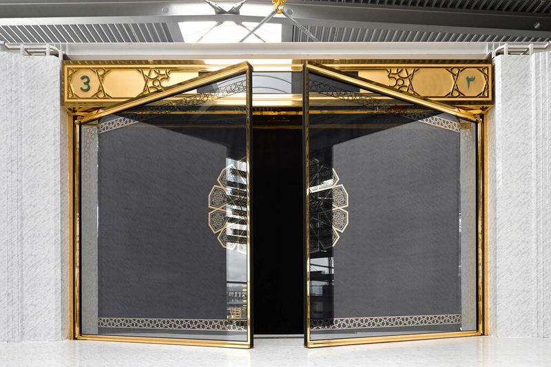 Tor für die Erweiterungsbauten der heiligen Moschee in Mekka. Tonnenschwere Glasflügel, die von Profilen aus vergoldetem Duplexstahl eingefasst sind. (Bild: SHW/Jan Walford)