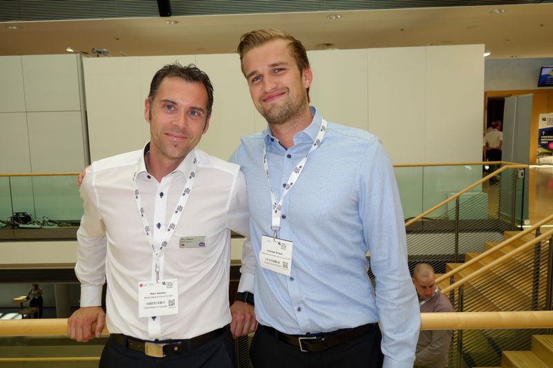 (l.) Marc Rassier, BenQ, mit Andreas Straub, SHARP, auf neutralem Hintergrund. (Bild: IT-BUSINESS)