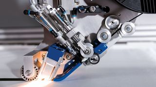 Carbonfaserband-Ablage automatisch: Der Ablegekopf Crosslayer von M&A Dieterle baut ähnlich wie ein 3D-Drucker ein belastungsoptimiertes Preform für die Herstellung eines carbonfaserverstärkten Bauteils auf. Das Highlight des Thinking August, einer Initiative der Landesagentur Leichtbau BW. Zu sehen ist das System auf der Composites Europe in Halle 7 am Stand D12 in Stuttgart. (M&A Dieterle)