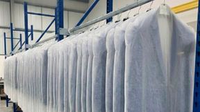 Außer für Kleidung eignet sich das Thinwrap Transparent Gloss HS auch zum Verpacken weiterer Produkte wie Spielzeug, Kosmetik, Zeitschriften, Taschentücher und Servietten. (Bild: Delfortgroup)