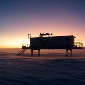 Die extremen Bedingungen in der Polarnacht bis –45°C fordern die Technik des Eden-ISS-Gewächshauses und liefern wertvolle Erkenntnisse für die zukünftige Pflanzenzucht auf Mond und Mars.