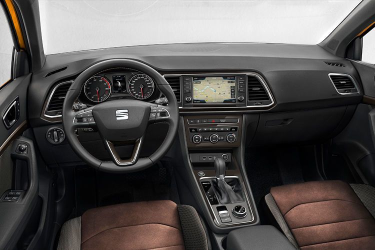 Den Fahrer empfangen sportlich konturierte Sitze und ein klassisches, funktionales Cockpit... (Foto: Seat)
