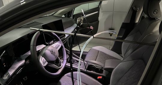 Probenentnahme via Plastikschlauch: Der VW Golf eTSI in der Prüfkammer(Bild:  Fraunhofer IBP)