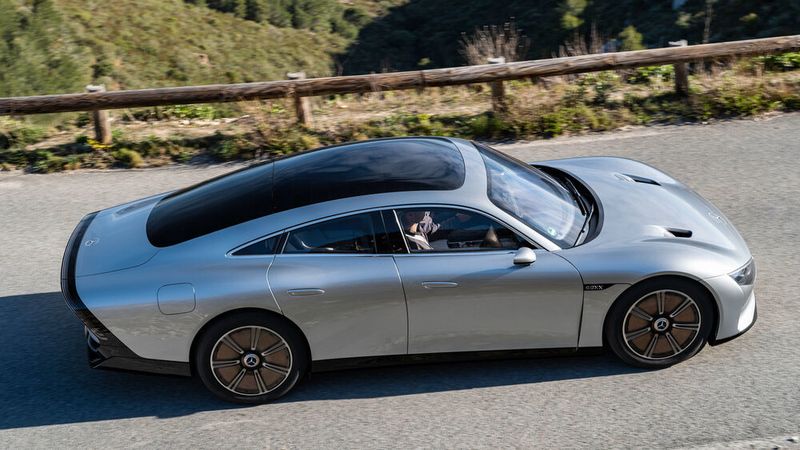 Die 117 Solarzellen auf dem Dach des Fahrzeugs speisen die 12‑Volt-Batterie, die Nebenverbraucher wie das Navigationssystem mit Strom versorgen. Mit seinem niedrigen cW-Wert von 0,17 bietet das Fahrzeug dem Wind kaum Angriffsfläche.  (Mercedes-Benz)