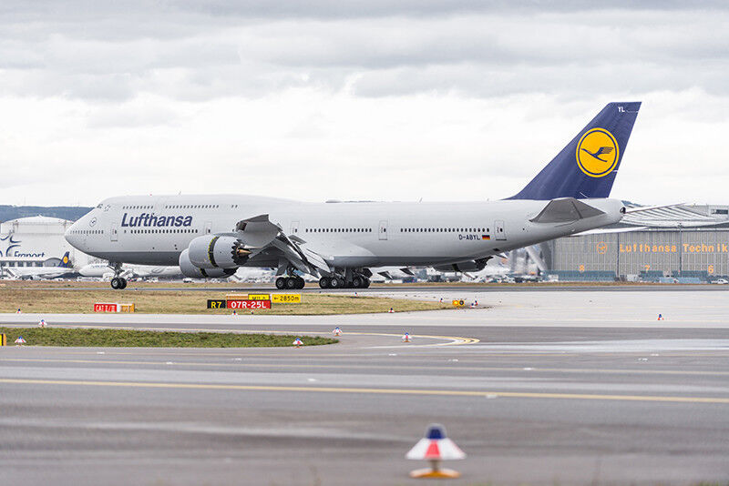 Die Lufthansa ist die weltweit größte Fluggesellschaft und hat ihren Sitz in Köln. In 2014 erwirtschaftete die Lufthanse 30 Milliarden Euro Umsatz und beschäftigte 118.781 Mitarbeiter weltweit.  (Lufthansa/Jürgen Mai)