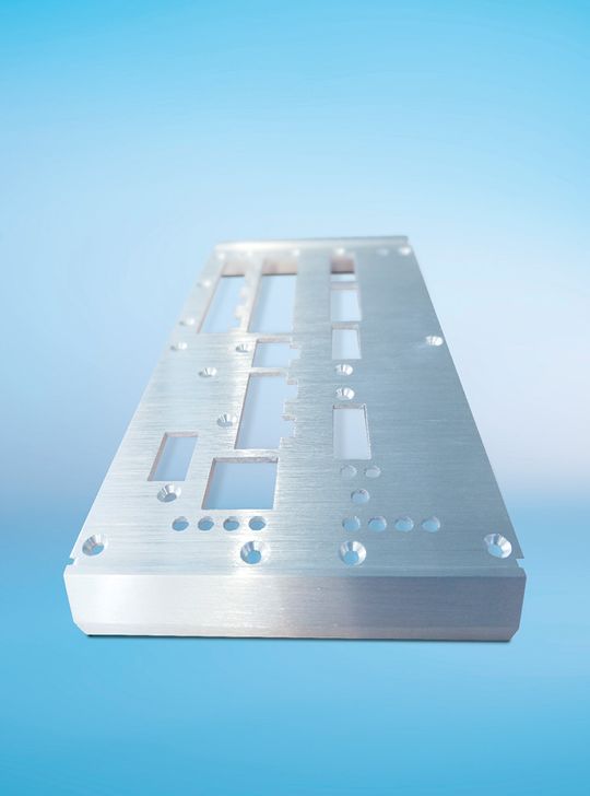 (Quelle: CTX; Die stanzgebogenen Frontplatten mit Ausstanzungen für die Hardwareschnittstellen werden nach Zeichnung gefertigt und müssen makellose Oberflächen und hochgenaue Fertigungs­maße haben.)