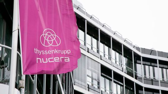 Freudig flattern die Fahnen von Thyssenkrupp Nucera im Wind! Denn das Unternehmen hat für seine Idee zur alkalischen Wasserelektrolyse (AWE) zur Gewinnung von grünem Wasserstoff einen begehrten Award erhalten ...(Bild:  Thyssenkrupp)