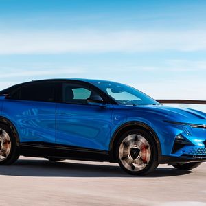 Das Modell – 4,62 Meter lang – steht insgesamt gutproportioniert auf großen Rädern und zeigt schon optisch, dass es unterm Blech dynamisch zur Sache gehen dürfte.(Bild:  Laurent Villaron)