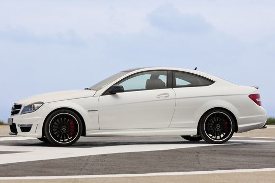 Sonder-Edition: Das Coupé mit Performance-Package lässt sich äußerlich an rot lackierten Bremssätteln und einer Kohlefaser-Abrisskante am Heck identifizieren. (Archiv: Vogel Business Media)