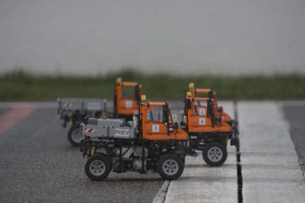 … so knapp wie das Rennen die ganze Zeit war, endete es auch standesgemäß mit einem Fotofinish. Team DIFF und Team 4x4 teilen sich den Sieg, auf Platz 3 folgt der Hybrid- Unimog. Der Unimog Nr. 3 konnte zwar noch aufholen, für den Sieg hat es aber nicht mehr gereicht. (Bild: RWTH Aachen/ika)