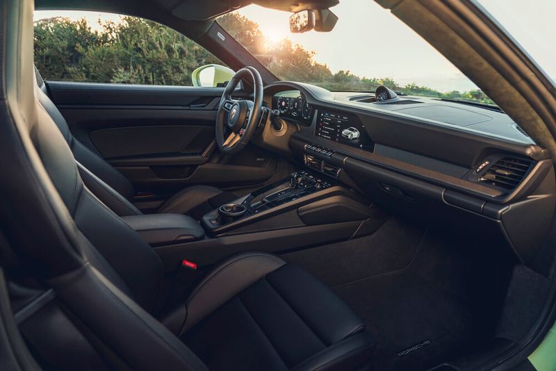 Der Handschalter ist mit dem Facelift Geschichte und statt eines echten Wählhebels ragt für die Automatik nur noch ein kleiner Stummel aus der aufgeräumten Konsole. (Bild: Porsche)