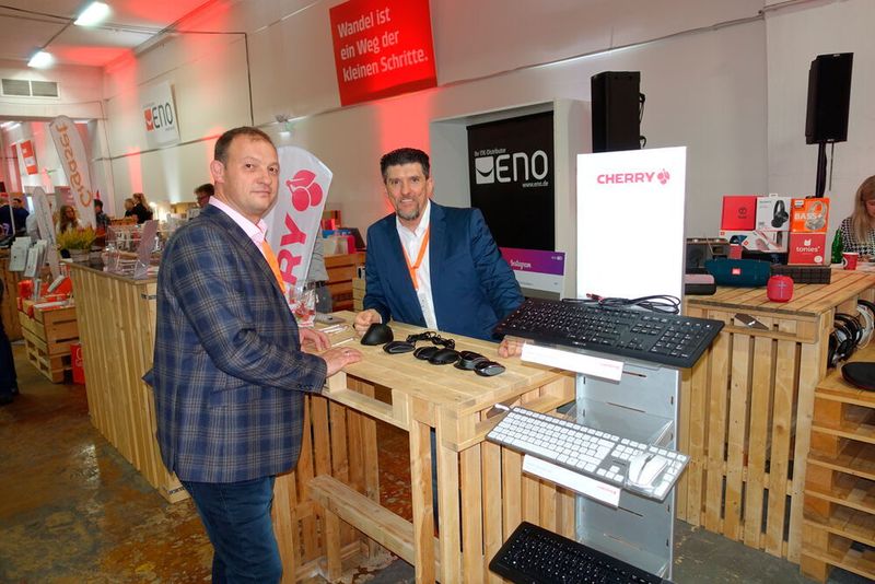 Thomas Sisterhenn (l., Media Parts) interessiert sich für eine neue Tastatur und Sascha Schmidt (Cherry) hat zufällig einige Modelle dabei. (Vogel IT-Medien GmbH)