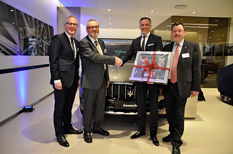 Freuen sich auf gute Geschäfte mit Maserati (von links): Jörg Reimchen, Verkaufsleiter bei Bleker, Geschäftsführer Hermann Bleker, Maserati-Regionalleiter Mario Lucchesi und Geschäftsführer Bernd Bleker. (Maserati)