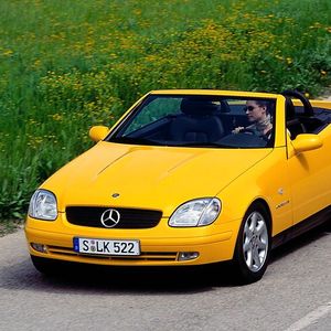 Der Roadster basiert technisch auf der C-Klasse (Baureihe 202) und hat einen vorn längs eingebauten Reihen- oder V-Motor und Hinterradantrieb.(Bild:  Mercedes-Benz Classic Archive)