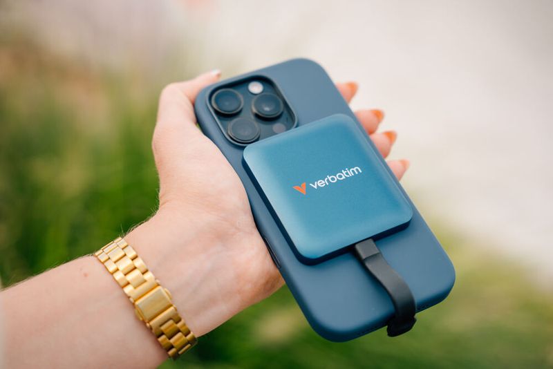 Die SnapBack SSD haftet ebenfalls magnetisch an MagSafe-kompatiblen Smartphones. Sie unterstützt bei iPhones das direkte Speichern von Videos.  (Bild: Verbatim)