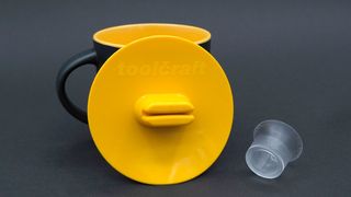 Für das Spritzgießen von Flüssigsilikon (LSR) braucht man gewisse Kenntnisse, wenn es um Präzision und Qualität geht. Toolcraft hat sich diese Expertise mithilfe von Partnern nun angeeignet. Als Ergebnisse sieht man hier einen Tassendeckel und eine Lupe ... (Bild: Toolcraft)