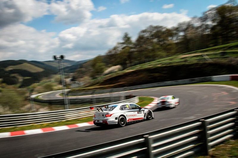 Der legendäre Kurs schlängelt sich durch die einzigartige Landschaft der Eifel. Hunderttausende pilgern jedes Jahr zum 24-Stunden-Rennen. (Max Friedhoff/SP-X)