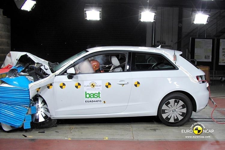 Sehr gute Noten beim Frontal- und seitlichen Aufprall eines Fahrzeuges bescheinigten die Prüfer dem Audi A3. Beim seitlichen Pfahlaufprall erhielt der Schutz des Fahrers eine zwei. (EuroNCAP)
