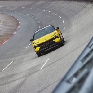 1993 müssen erstmals Schäden am Oberbau der Schnellbahn beseitigt werden. Dazu wird die gesamte Strecke erneuert und statt in Beton als Asphaltstraße ausgeführt. Auch eine Straßenbeleuchtung der gesamten Strecke sowie neue Leitplanken und zwei Schilderbrücken für ein Fahrerinformationssystem kommen ab 1997 zum Einsatz. Testbetrieb rund um die Uhr ist damit Alltag.(Bild:  Oliver Roesler/Segula)