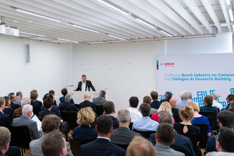 „Der geplante AI Campus wird dazu beitragen, die Region zu einem der weltweit führenden Zentren in der Erforschung und Anwendung Künstlicher Intelligenz auszubauen.“ Dr. Michael Bolle (CDO/CTO, Robert Bosch GmbH). (Bosch)