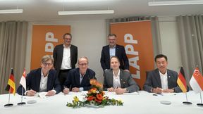 Vertragsunterzeichnung: Von links; für die Jebsen & Jessen Gruppe: Per Magnusson, Group CEO, Viktor Leendertz, Group CFO (stehend), Heinrich Jessen, Group Chairman. Für die Lapp Gruppe: Matthias Lapp, Group CEO, Jan Ciliax, Group CFO (stehend), Richard Lee, Asia Pacific CEO, bei der Vertragsunterzeichnung. (Bild: Lapp)