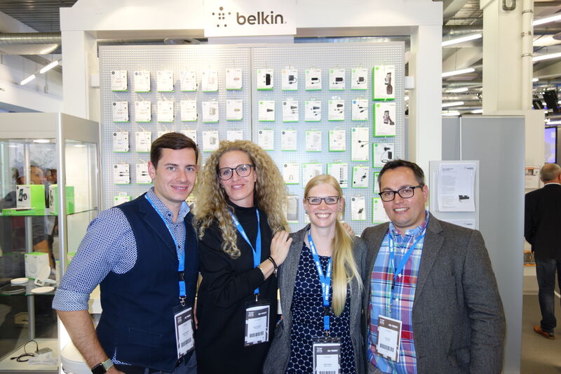 Das Belkin Team hat alles, was ein Handy-User benötigt, (v. l.)  (Bild: IT-BUSINESS)