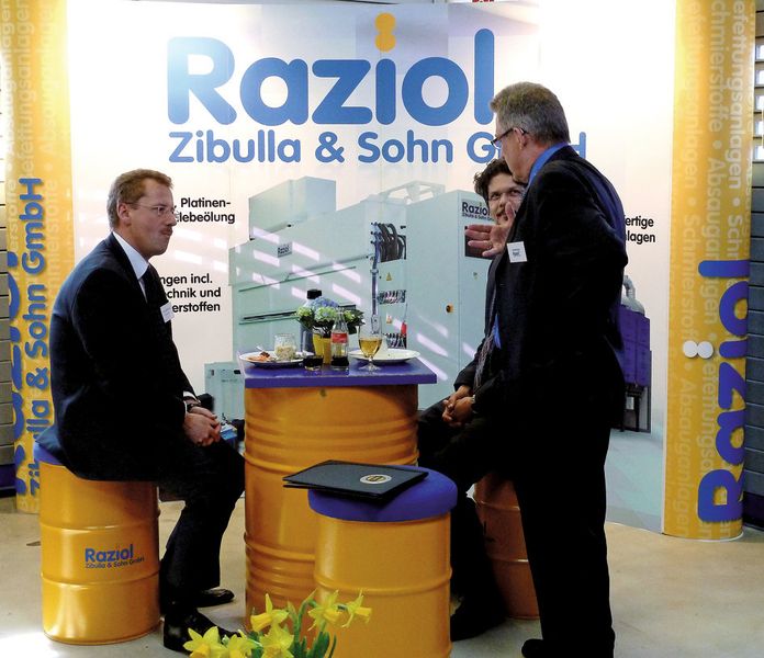 Fachgespräche mit Lieferanten und Kunden standen während der Hausmesse von Raziol in Iserlohn im Mittelpunkt. Wer gerade nicht einem Vortrag lauschte, der suchte das Gespräch und die Diskussion in den Werkshallen. (Bild: Kuhn)