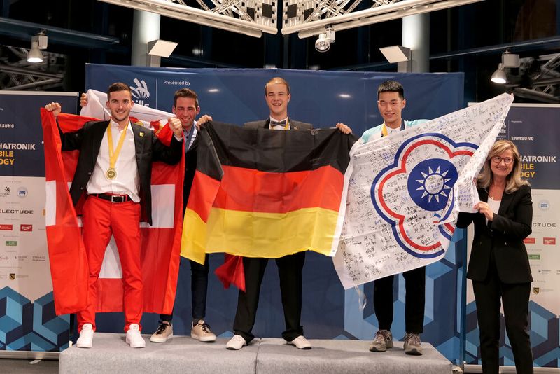 Bei den World Skills 2022 gewannen in der Disziplin Kfz-Mechatronik in Dresden gleich vier Teilnehmer eine Goldmedaille: (v. l.) Florent Lacilla (Schweiz), Hannes Egger (Südtirol/Italien), Stefan Mißbach (Deutschland) und Hsu-Kun Chan (Taiwan). Sie wurde ihnen von Andrea Dombois, Vize-Präsidentin des Sächsischen Landtags, überreicht. (Bild: Schmidt/autoFACHMANN)