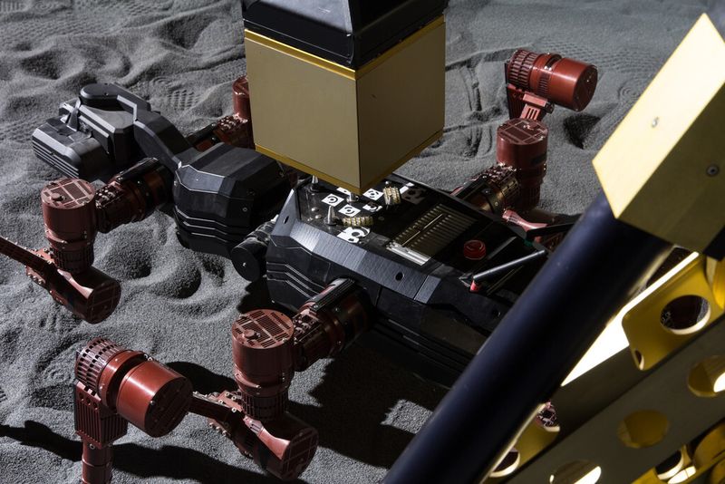 Millimeterarbeit: Passgenau wird die Nutzlast von einem Roboter zum nächsten weitergegeben. (Bild: DFKI/Florian Cordes)