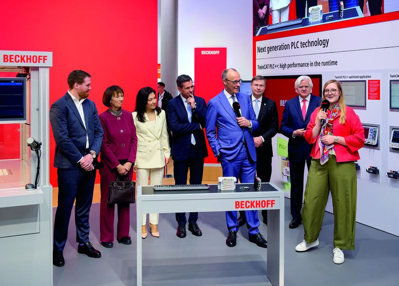Auf dem Messestand des Verler Familienunternehmens Beckhoff Automation gab dessen Gründer und geschäftsführender Gesellschafter Hans Beckhoff gemeinsam mit seinen Kindern Frederike Beckhoff und Johannes Beckhoff Einblicke in die Nutzung von Künstlicher Intelligenz in der industriellen Produktion.  (Bild: Beckhoff)