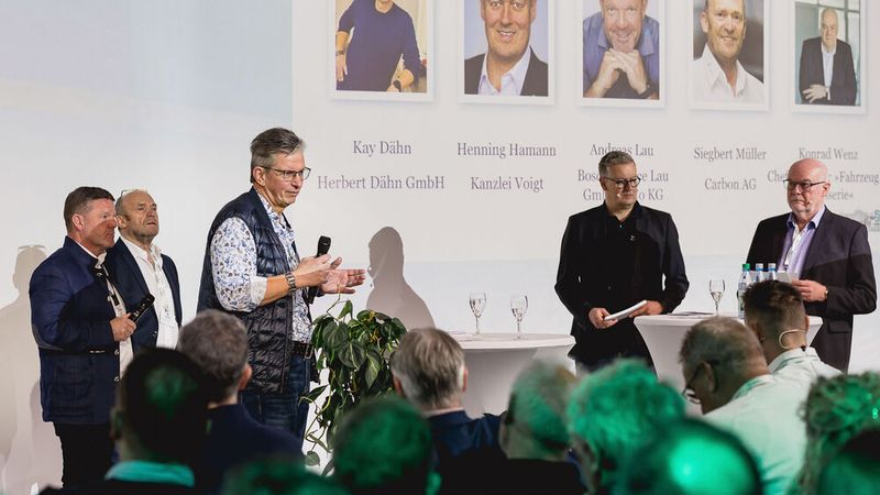 Wenn Betriebe bestimmte Voraussetzungen erfüllen, gehe es beim verunfallten E-Fahrzeug letztlich um eine Blechreparatur, lautete das Statement von Kay Dähn (v.). (Bild: Stefan Bausewein)