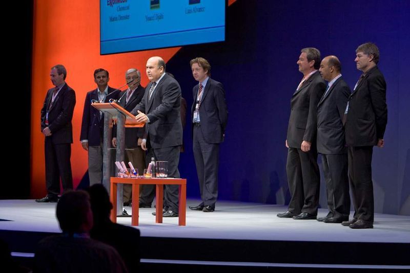 Das Steering Committee der diesjährigen Honeywell Users‘ Group EMEA 2008 wurde vom Spanier Luis Alvarez, Repsol YPF, geleitet (am Mikrofon). (Archiv: Vogel Business Media)