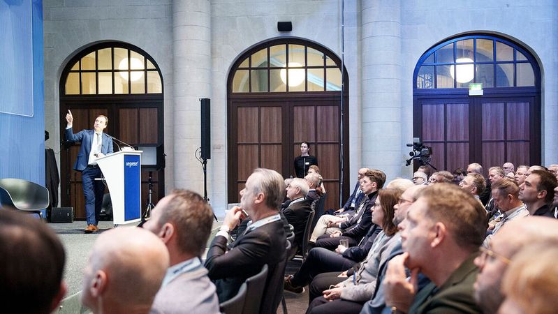 Prof. Dr. Alex W. Friedrich vom Universitätsklinikum Münster sprach neben weiteren Keynote-Sprechern im Eröffnungsplenum.(Bild:  © Wegweiser Media & Conferences GmbH / Simone M. Neumann)