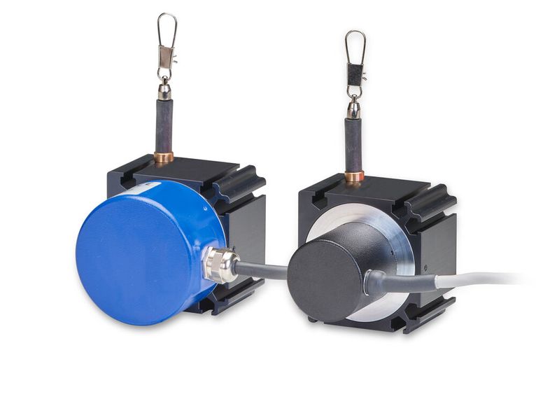 Bei der Gleichlaufüberwachung wird der Sensor geschützt am untersten Zylinderrohr des Teleskopzylinders mit der Öffnung nach unten montiert. Somit wird vermieden, dass Schmutz oder Flüssigkeiten in das Sensorinnere gelangen. Das Stahlseil mit Seilverlängerung wird vom Sensor aus über Umlenkrollen in das Zylinderrohr geführt. (Bild: Micro-Epsilon)