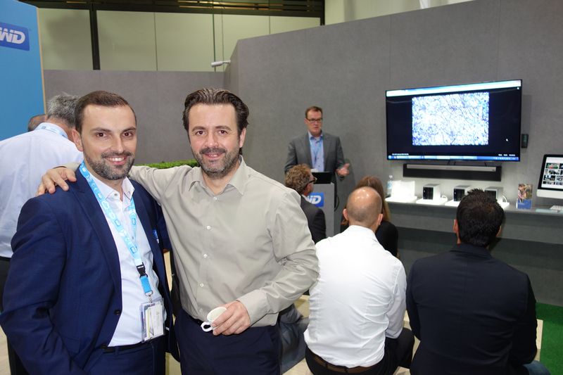 Einer arbeitet, Emiel Witteveen (hinten) und zwei amüsieren sich (l.) Zisis Lianas und Mario Bartnig, WD (Bild: IT-BUSINESS)