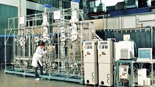 Die zweistufige Pilotanlage besteht aus Kurzwegverdampfern (0,4 m² Verdampferfläche) mit mehreren Wärmeübertragungsanlagen: zwei ITH 250/6 kW, ein LTH 303 sowie ein Kältethermostat.  (Bild: Lauda)