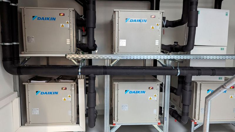 Heizung und Kühlung übernehmen fünf Wärmepumpen. Den Strom liefert die eigene Fotovoltaikanlage auf dem Dach. Der Betrieb soll in Zukunft gänzlich ohne fossile Brennstoffe auskommen. (Bild: Rosenow – VCG)