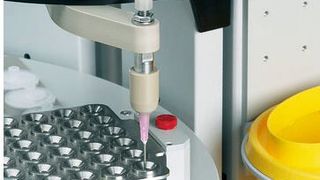 Mit dem 815 Robotic Soliprep LC können Proben direkt in LC-Vials überführt werden. (Bild: Deutsche Metrohm)