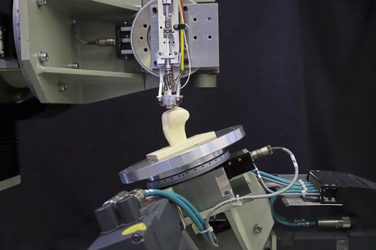 Die Materialextrusion (auch FFF, FDM) gehört zu den verbreitetsten additiven Fertigungsverfahren. Doch bleibt ihr Potenzial ungenutzt.(Bild:  Universität Stuttgart)