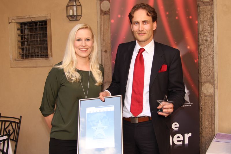 Gordon Siese von opvizor nahm stellvertretend den ‚Best Speaker‘ Award im Rahmen des »STORAGE Solutions Day Fachkongress – Swiss 2014« für Dennis Zimmer entgegen. Svenja Mohn, Vogel IT-Akademie, hielt die Laudatio. (Vogel IT-Akademie)