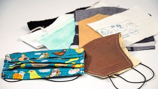 Verschiedene Stoffe, Papiertücher, Kaffeefilter gehören zu den Materialien, die Mainzer Wissenschaftler neben OP-Masken darauf getestet haben, wie gut sie Partikel unterschiedlicher Größe abhalten. (Bild: MPI für Chemie, Dom Jack)