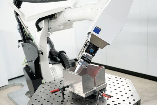 Mit der neuen «TruLaser Weld 3000» präsentiert Trumpf zur Euroblech 2026 eine kompakte Roboter-Laserschweisszelle, die sich durch KI deutlich schneller programmieren lässt. (Bild:  Trumpf)