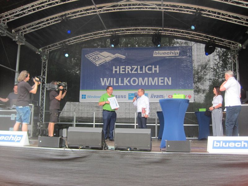 Die Auszeichnung vom Landratsamt überbrachte der Wirtschaftsförderer des Landratsamtes Altenburger Land, Michael Apel. (Bild: Vogel IT-Medien)