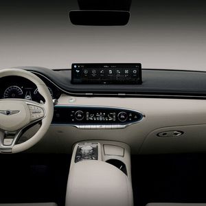 Auch beim Cockpit-Design gibt es keine nennenswerte Unterschiede zum normalen GV70.(Bild:  Genesis)