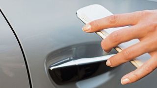 Die NFC-Funktion erlaubt das Öffnen des Fahrzeugs mit dem eigenen Smartphone. (ASAP | shutterstock_223922056_LDprod)