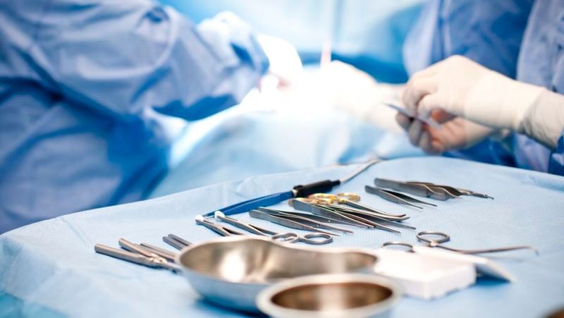 Ein IT-Carve-out gleicht der Operation am offenen Herzen: Die präzise Trennung von IT-Systemen und Daten sichert das Überleben im unabhängigen Weiterbetrieb.(Bild: ©  Tobilander - stock.adobe.com)